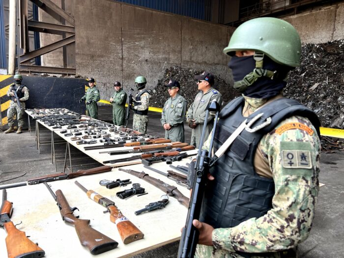 Destrucción de un gran número de armas y municiones en Guayaquil. Foto: Cortesía/Fuerzas Armadas