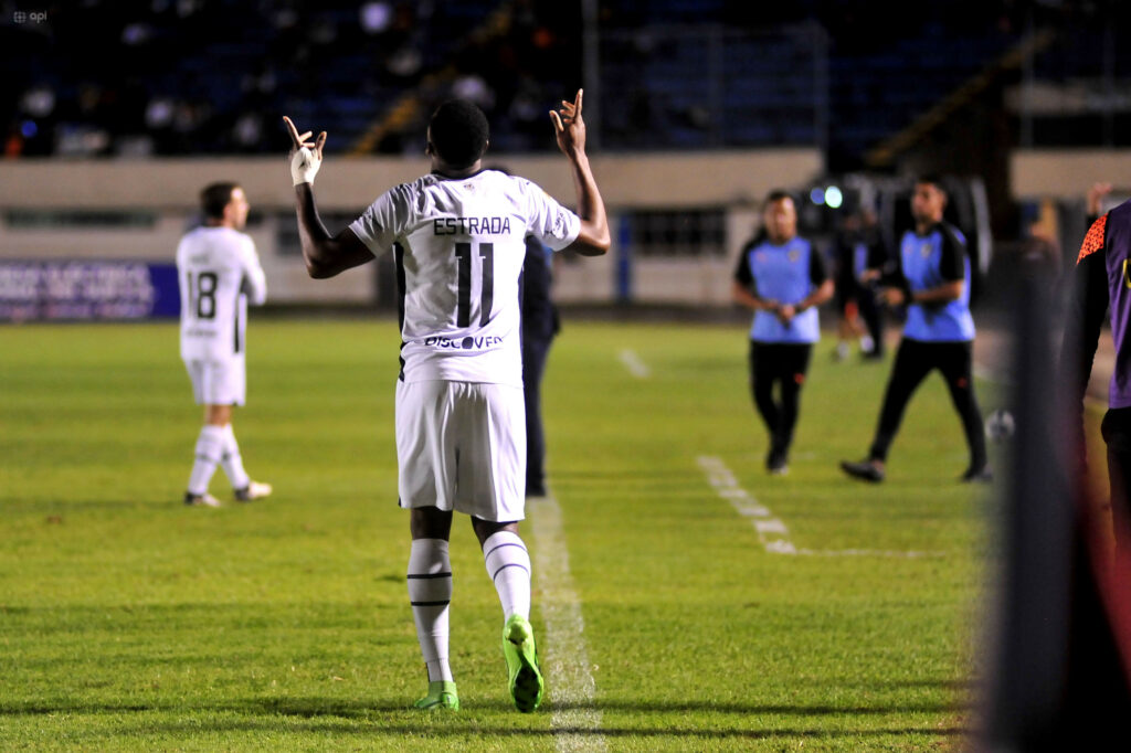 Michael Estrada celebra su primer gol con la camiseta de Liga de Quito