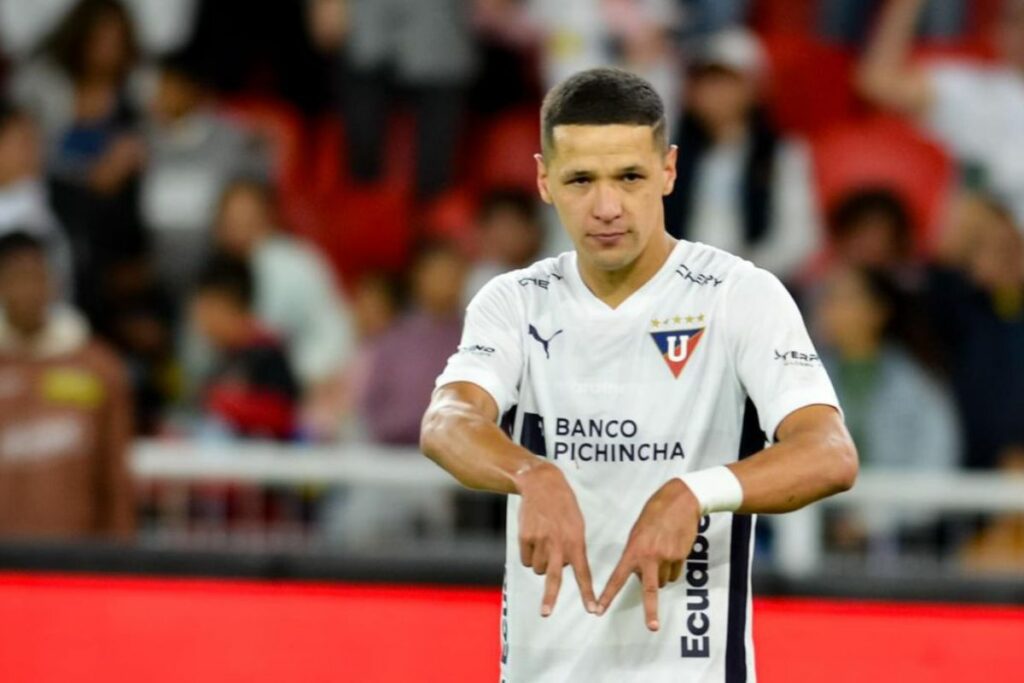 Alex Arce celebra uno de sus goles con la camiseta de Liga de Quito.