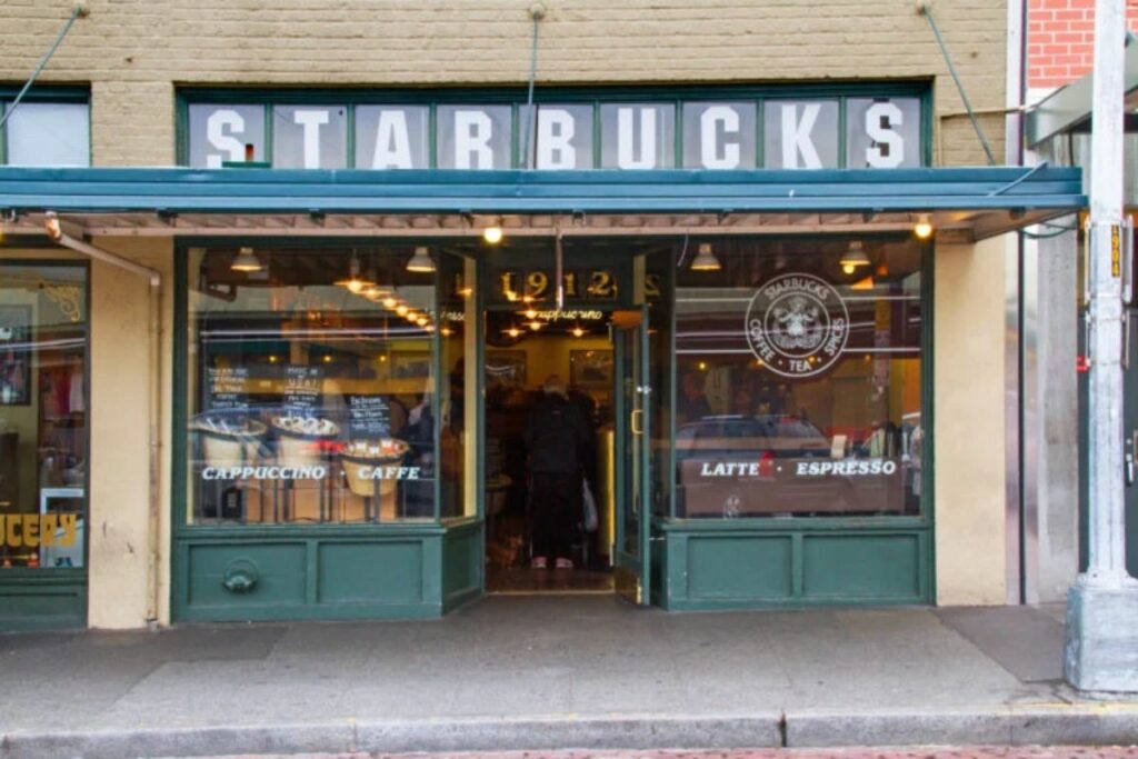 Starbucks comenzó en 1971 como una pequeña tienda de café en Seattle y se ha expandido globalmente