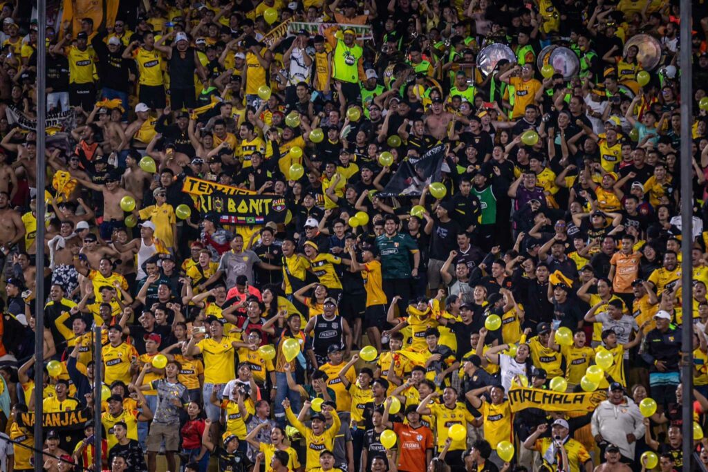 Hinchas en el Estadio Monumental, donde se celebrarán las elecciones de Barcelona SC.