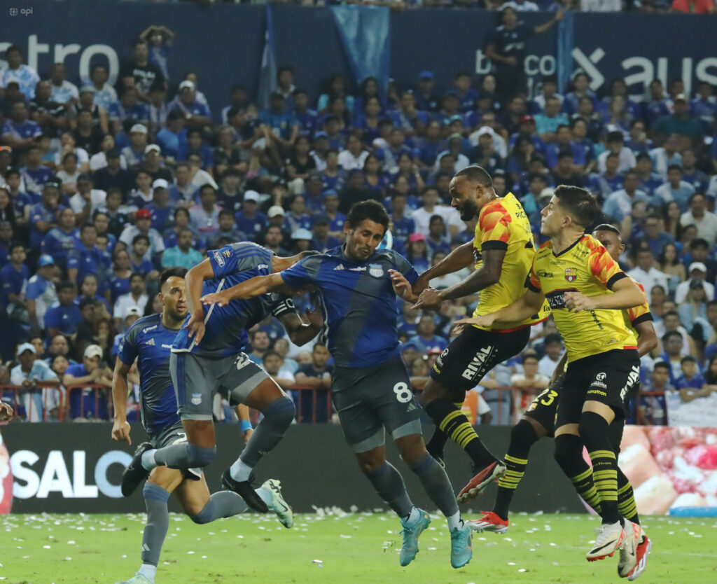 Jugadores de Barcelona SC y Emelec en su partido previo a la fecha 11 de la Liga Pro.