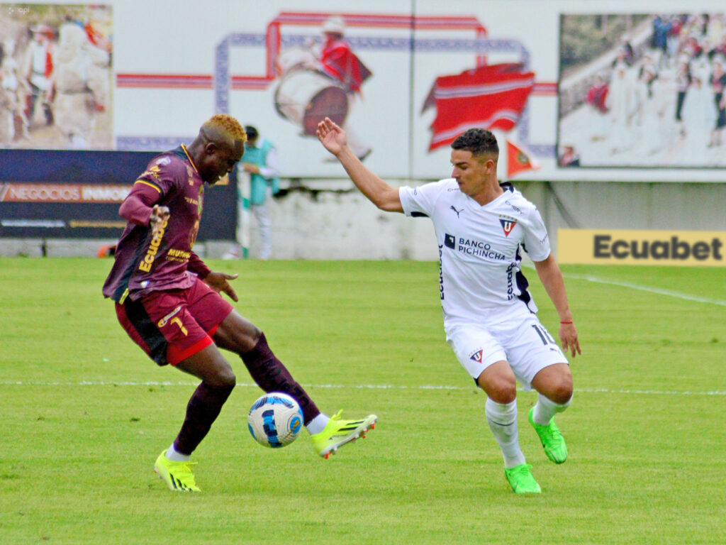 Alexander Alvarado disputa un balón