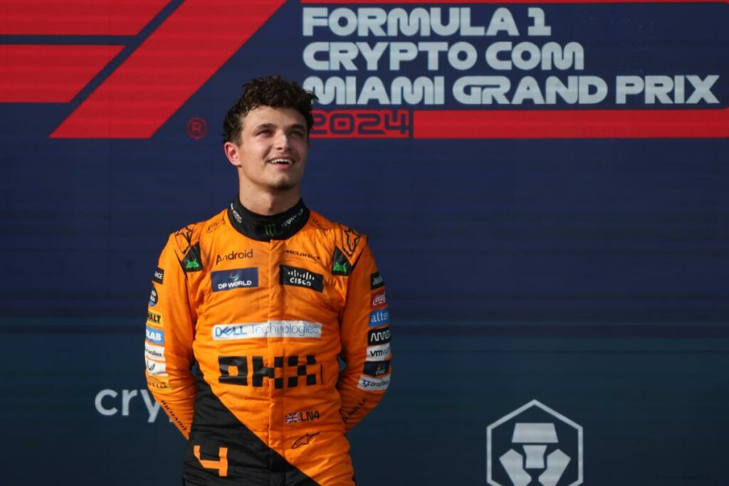 Lando Norris durante su premiación tras ganar el Gran Premio de Miami en la Fórmula 1