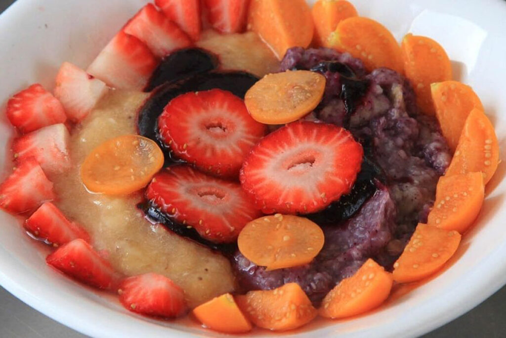 Desayuno apetitoso de avena con frutas frescas