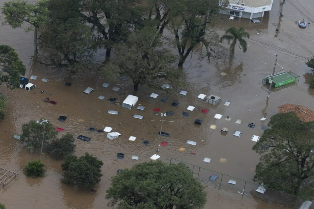 Fotografía desde un helicóptero durante una operación del ejército brasileño y los bomberos para rescatar a personas atrapadas en Porto Alegre (Brasil)