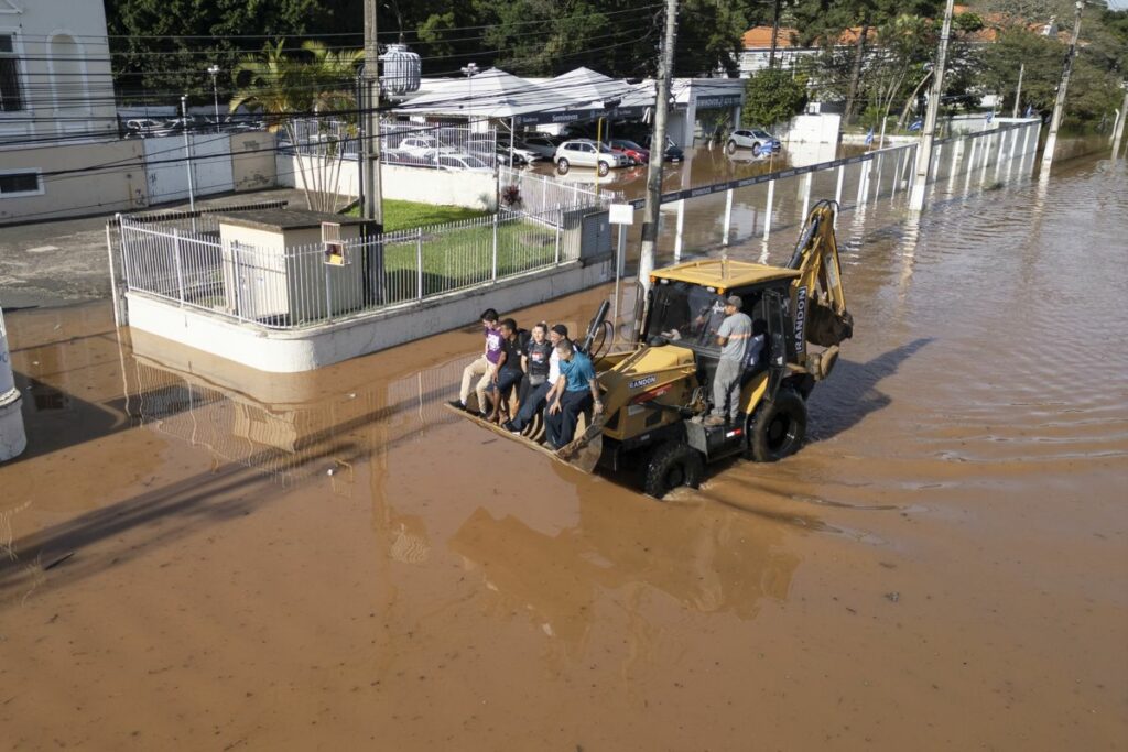 Fotografía aérea que muestra inundaciones en los alrededores del asilo Padre Cacique, ubicado en Porto Alegre (Brasil). Foto: EFE