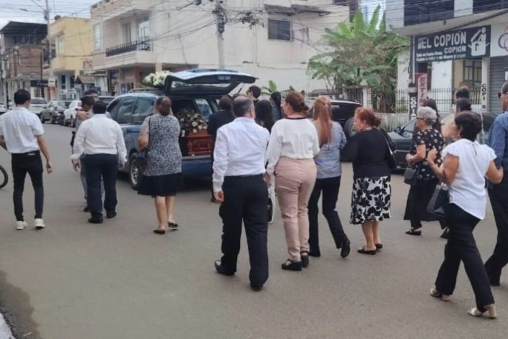 Imagen del sepelio de Claudia Martínez en Chone, Manabí