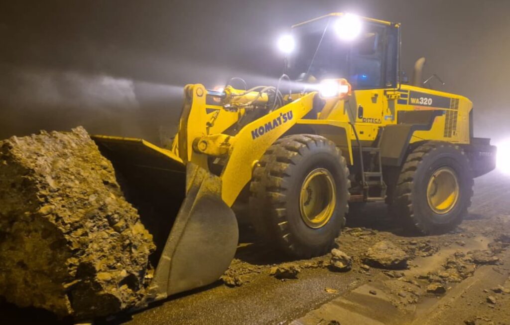 Las rocas que impedían el paso en la vía Cuenca-Girón-Pasaje fueron retiradas por el personal y la maquinaria del Gobierno Provincial de Azuay. Cortesía Ministerio de Transporte