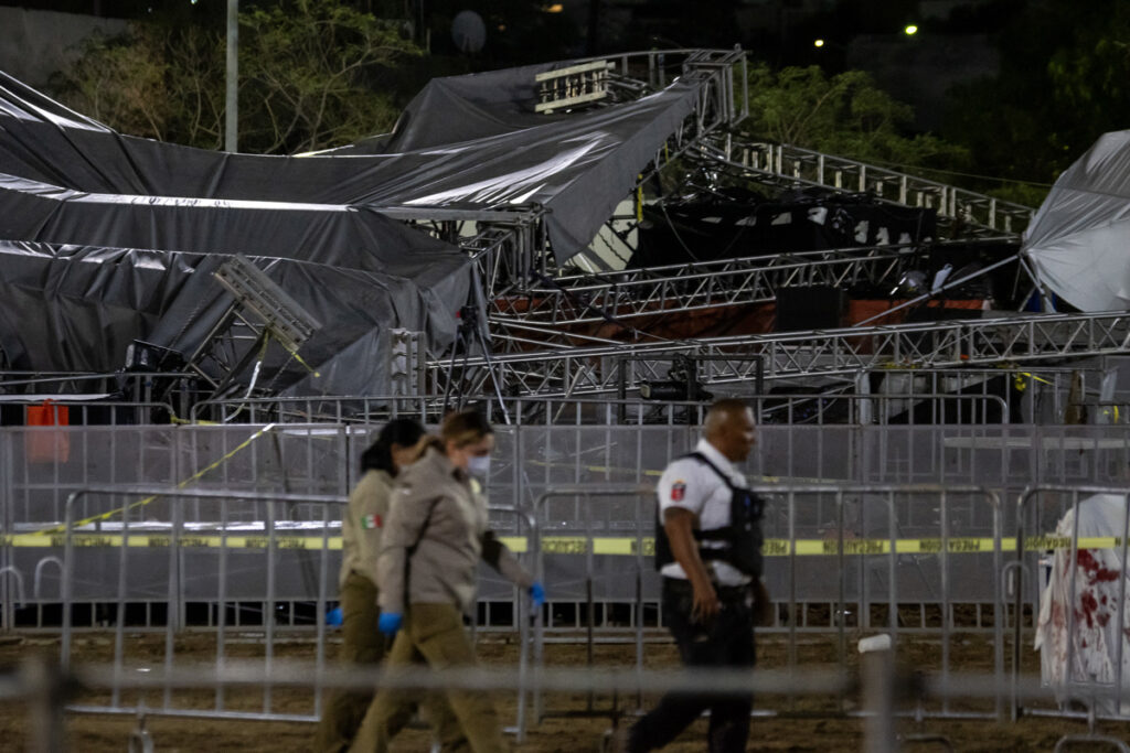 Área donde colapsó una estructura durante un evento político de Movimiento Ciudadano (MC) en Monterrey, México.