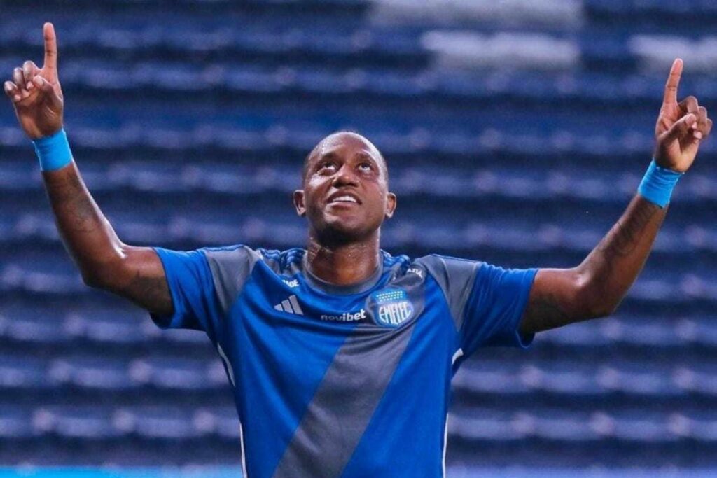 Jaime Ayoví celebra su gol con Emelec ante Universidad Católica