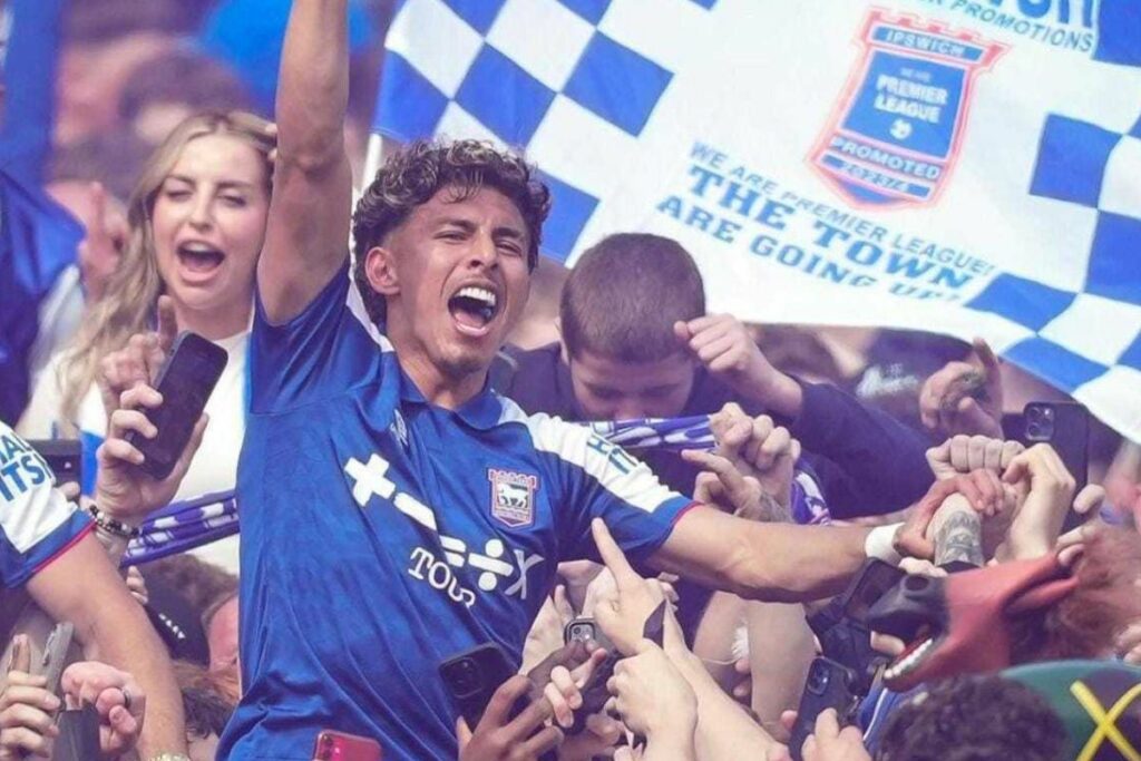 Jeremy Sarmiento celebra con los hinchas del Ipswich Town su ascenso a la Premier League. Foto: Ipswich Town