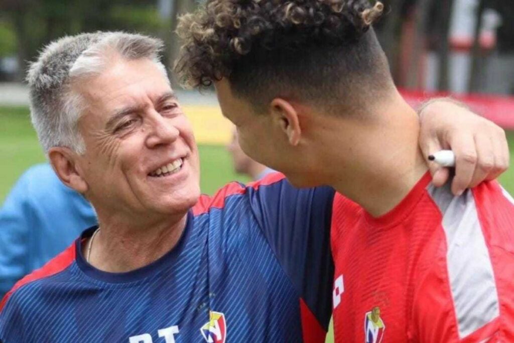 Marcelo Zuleta, DT de El Nacional, durante uno de los entrenamientos del equipo.