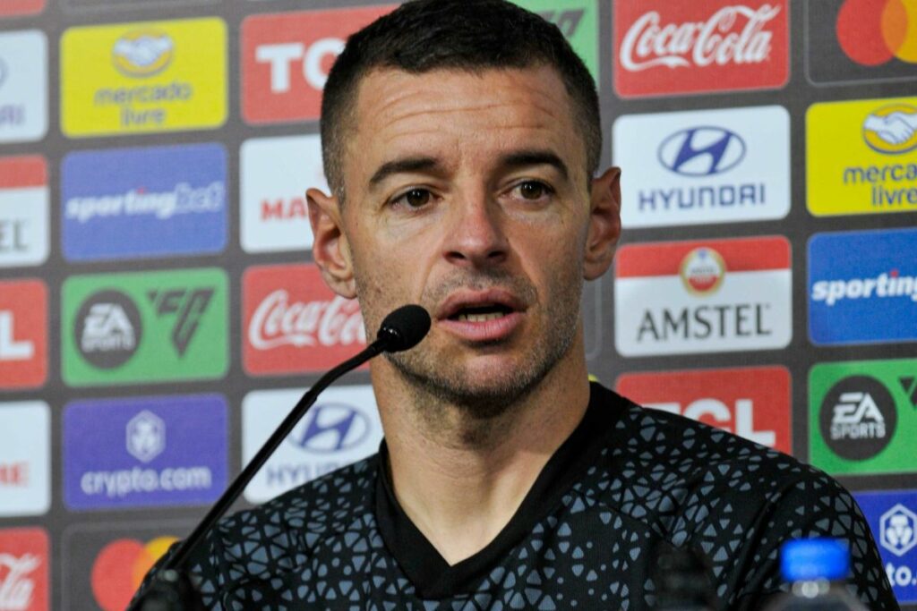 Adrián Gabbarini, asistente técnico de Liga de Luito, en rueda de prensa tras caer ante Botafogo.