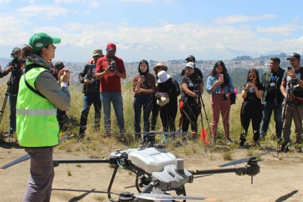 Estudiantes de la PUCE junto a la Secretaría de Ambiente trabajan en el proyecto. Foto: Municipio de Quito