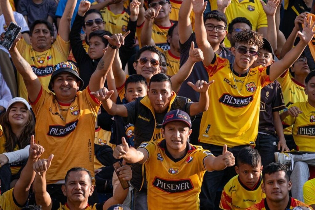 Hinchas de Barcelona SC alentando a su equipo en un partido de la Liga Pro 2024.