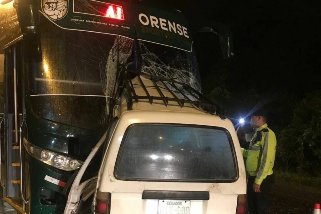 Colisión entre furgoneta y bus del Orense