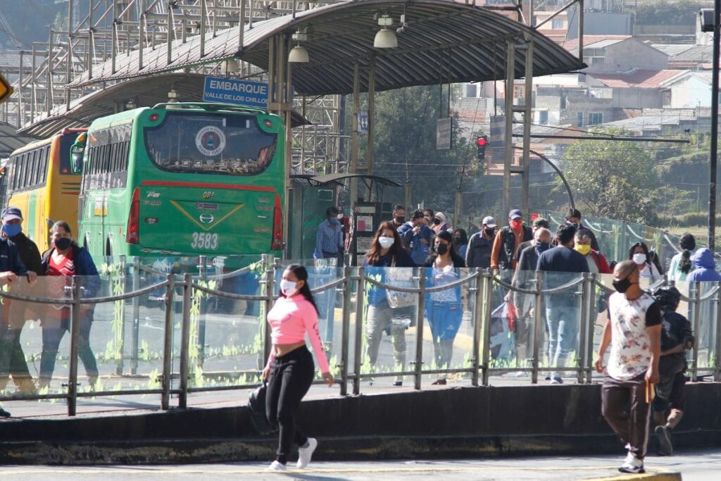 Parada de autobuses al Valle de los Chillos en el Terminal Playón de La Marín.