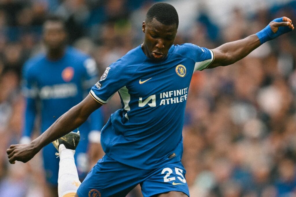 Moisés Caicedo durante el partido entre Chelsea vs. West Ham por la Premier League 24/24. Foto: X @ChelseaFC_Sp.