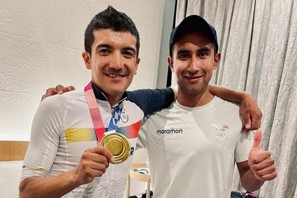 Richard Carapaz y Jhonatan Narváez posando con la medalla de oro de los Juegos Olímpicos de Tokio 2020+1