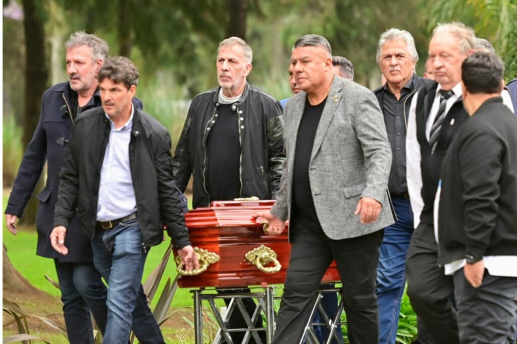 Familiares, amigos y el presidente de la AFA Claudio Tapia (c) transportan el ferétro de César Luis Menotti. Foto: Agencia EFE.