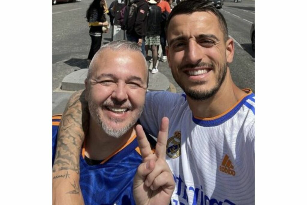 Joselu junto con su padre en la final de la Champions League 21/22 entre Real Madrid y Liverpool.