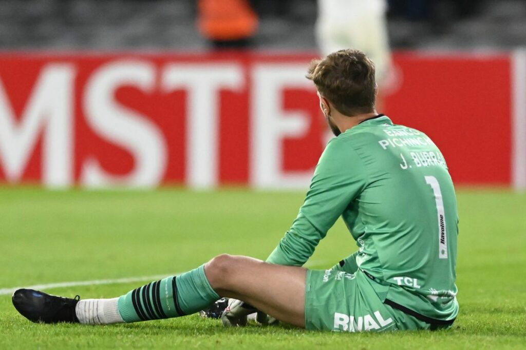 Javier Burrai, arquero de Barcelona SC, durante el partido contra Talleres.