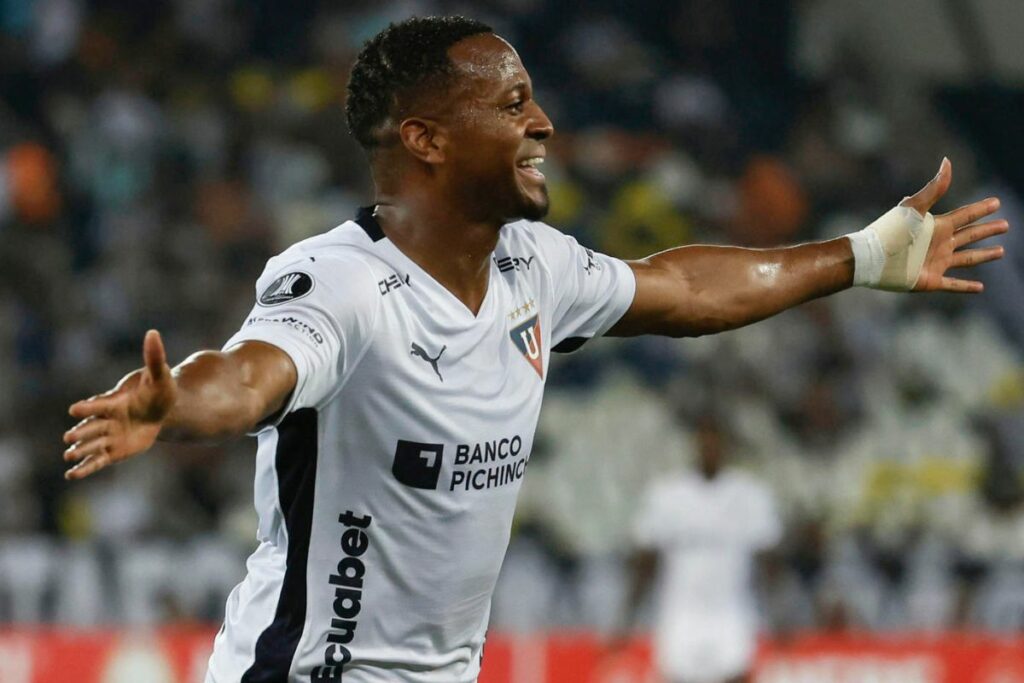 Michael Estrada celebrando su gol en el Botafogo vs. Liga de Quito por la Copa Libertadores 2024.