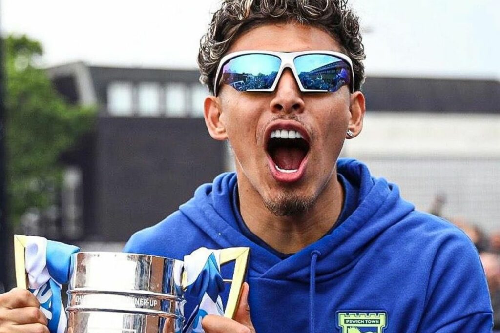 Jeremy Sarmiento celebrando el ascenso del Ipswich Town a la Premier League