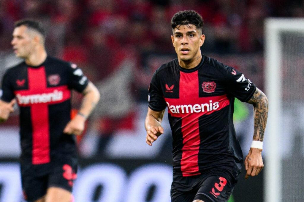 Piero Hincapié fue titular en el Bayer Leverkusen vs. Roma por la semifinal de la Europa League.