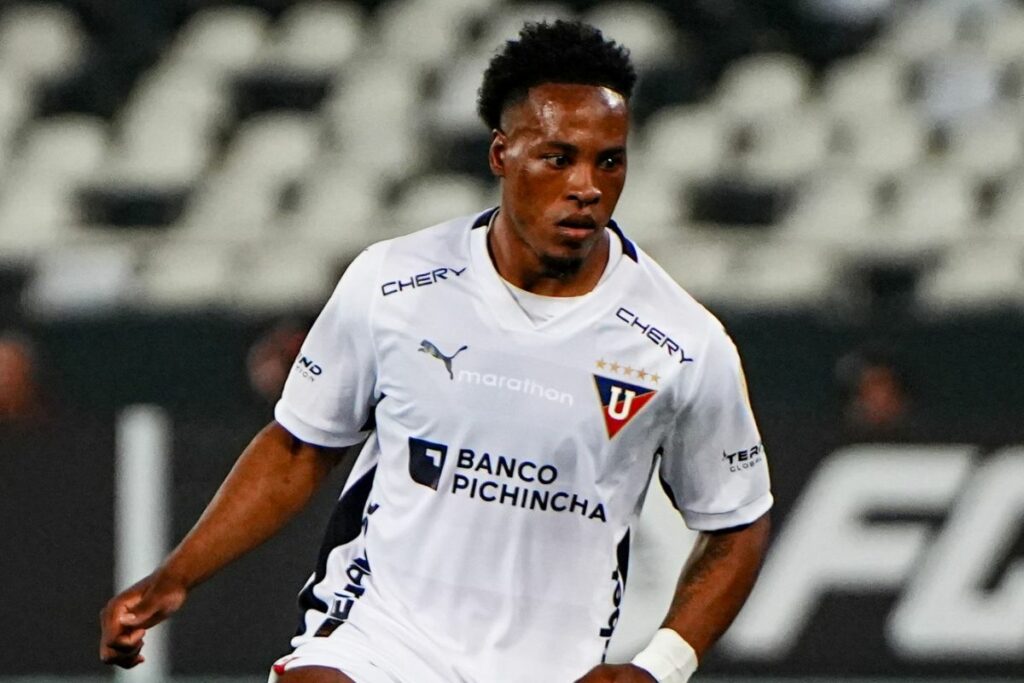 Jhojan Julio, jugador de Liga de Quito, durante un partido de la temporada 2024.