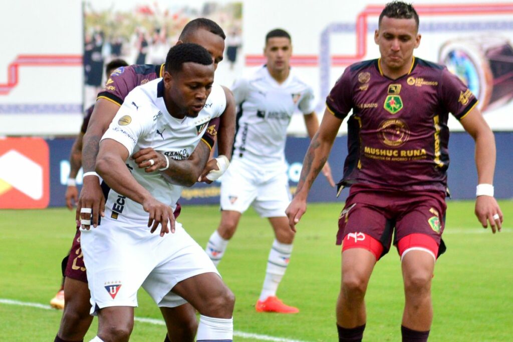 Michael Estrada retiene el balón en el partido entre Mushuc Runa y Liga de Quito por la Liga Pro.