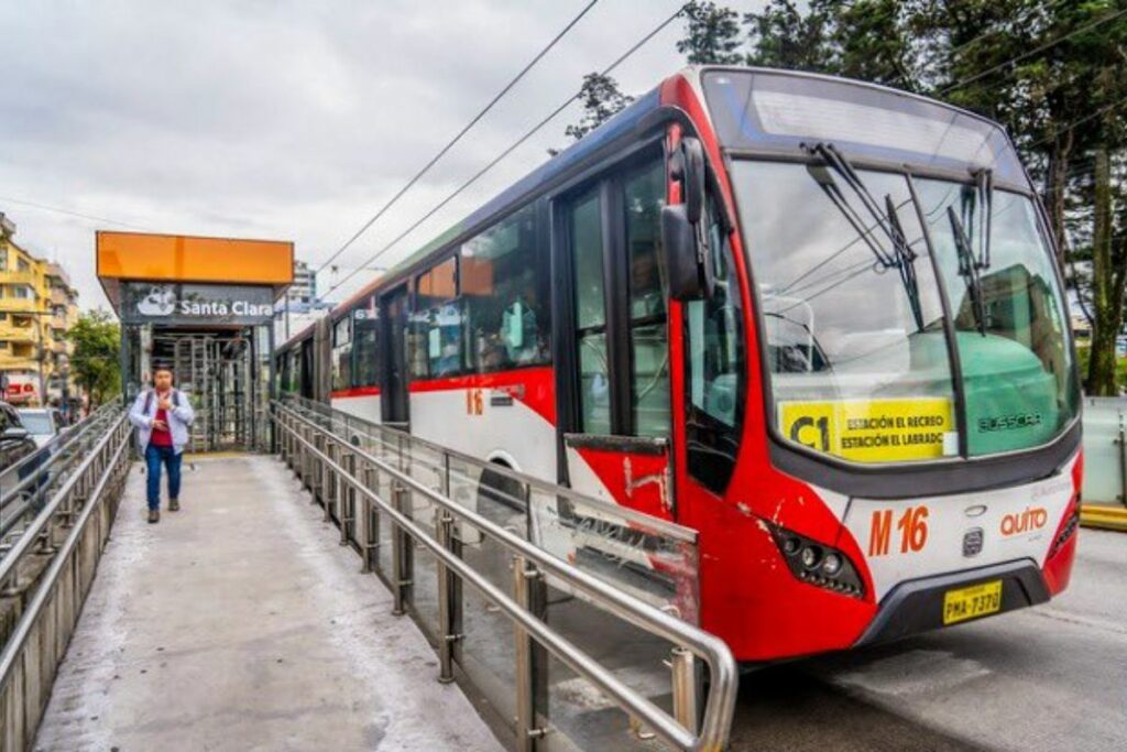 Los cambios estarán vigentes solo esta tarde. Foto: X Empresa de Pasajeros Quito