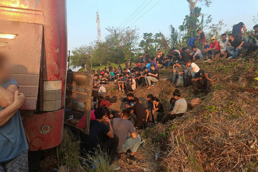 El Ministerio de Relaciones Exteriores de Ecuador aseguró que 46 emigrantes ecuatorianos fueron abandonados el 2 de mayo de 2024 en una autopista del Estado de Veracruz, en México. Agencia EFE