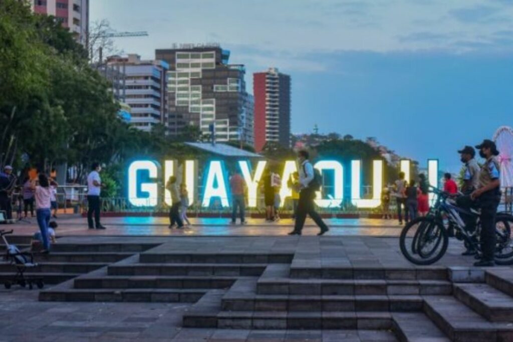 Vista de Guayaquil desde el Malecón en una tarde soleada