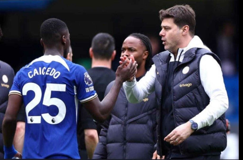 Imagen Moisés Caicedo y Mauricio Pochettino en el Chelsea