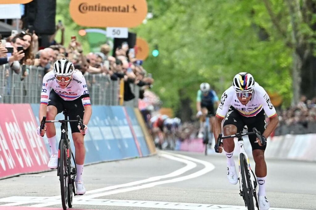 Tadej Pogacar (izq.), líder del Giro de Italia y el ciclista ecuatoriano Jhonatan Narváez. Foto: EFE