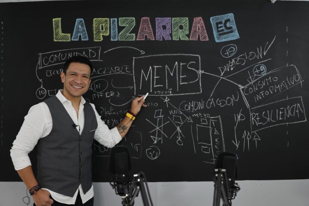 Imagen de Jorge Portilla en una conferencia sobre el impacto de los memes en la comunicación digital