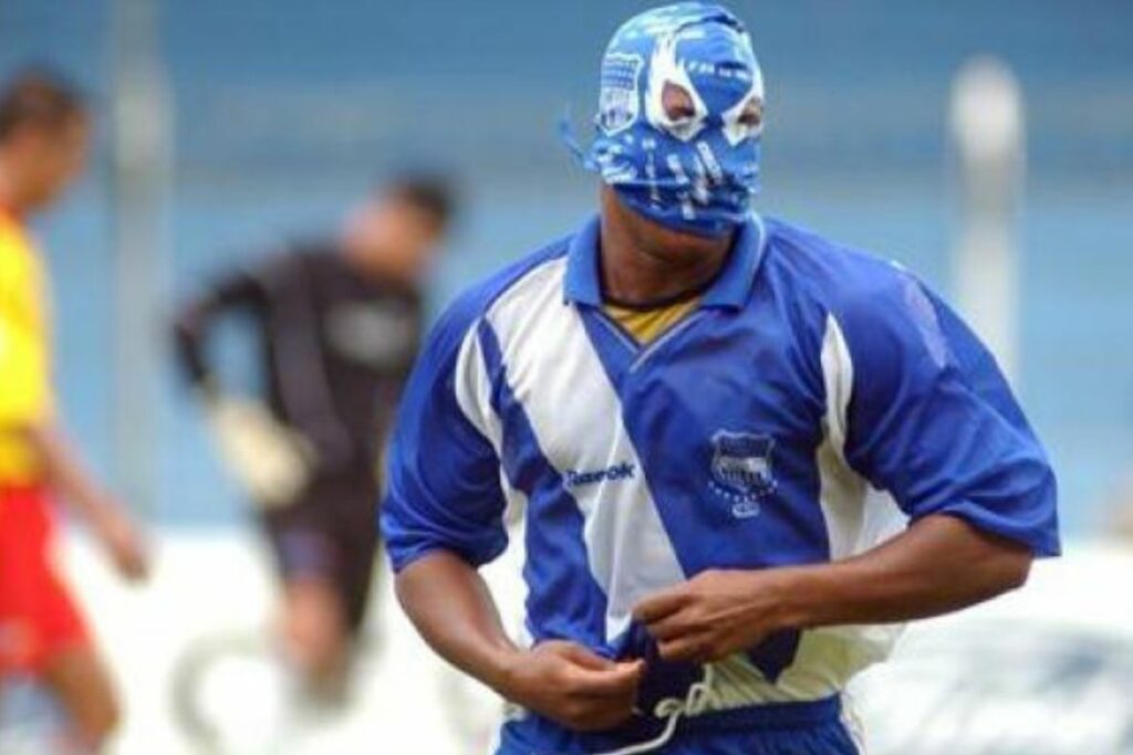 Otilino Tenorio con su máscara de Spider-Man celebra un gol con la camiseta de Emelec. Foto: Archivo / EL COMERCIO