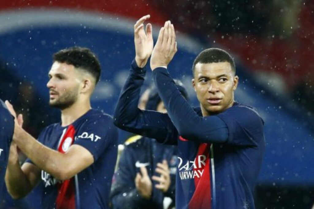 Kylian Mbappé (der.) es una de las figuras del PSG en la Champions League