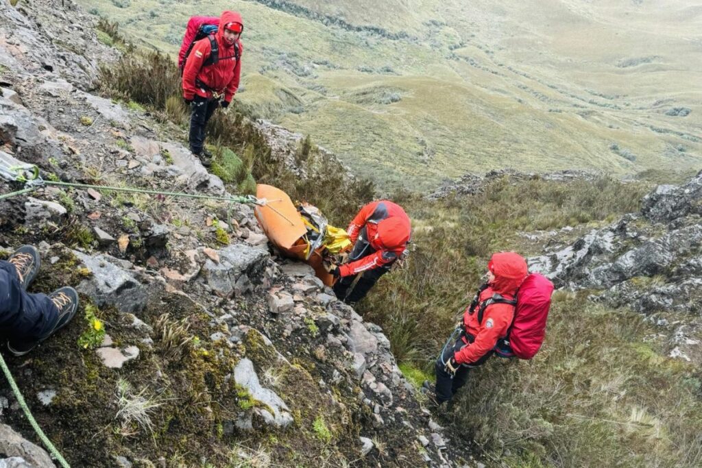 Rescatistas en acción en el Rucu Pichincha