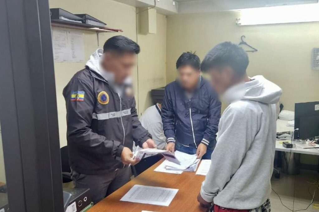 La Fiscalía publicó el momento cuando un investigado por supuesta violación en Quito recibía prisión preventiva. Foto: Fiscalía