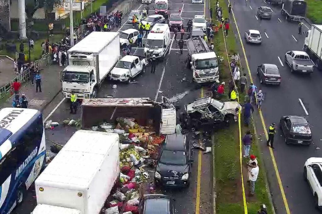 El Ecu 911 reportó un choque múltiple en Machachi, Pichincha. Foto: Cortesía.