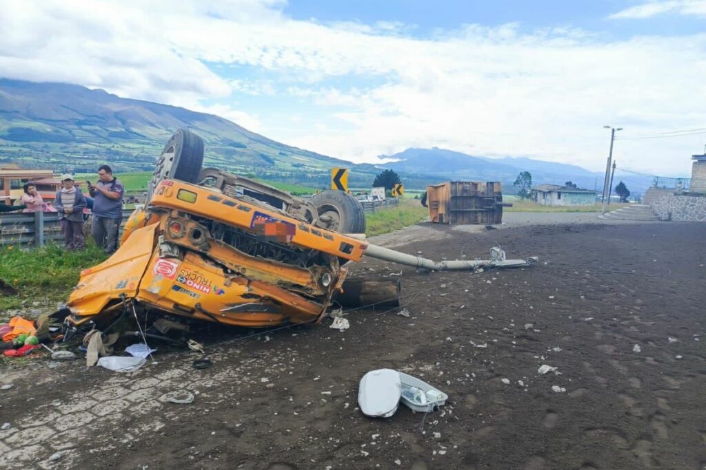 En la Panamericana Sur, el vehículo perdió pista y se volcó.