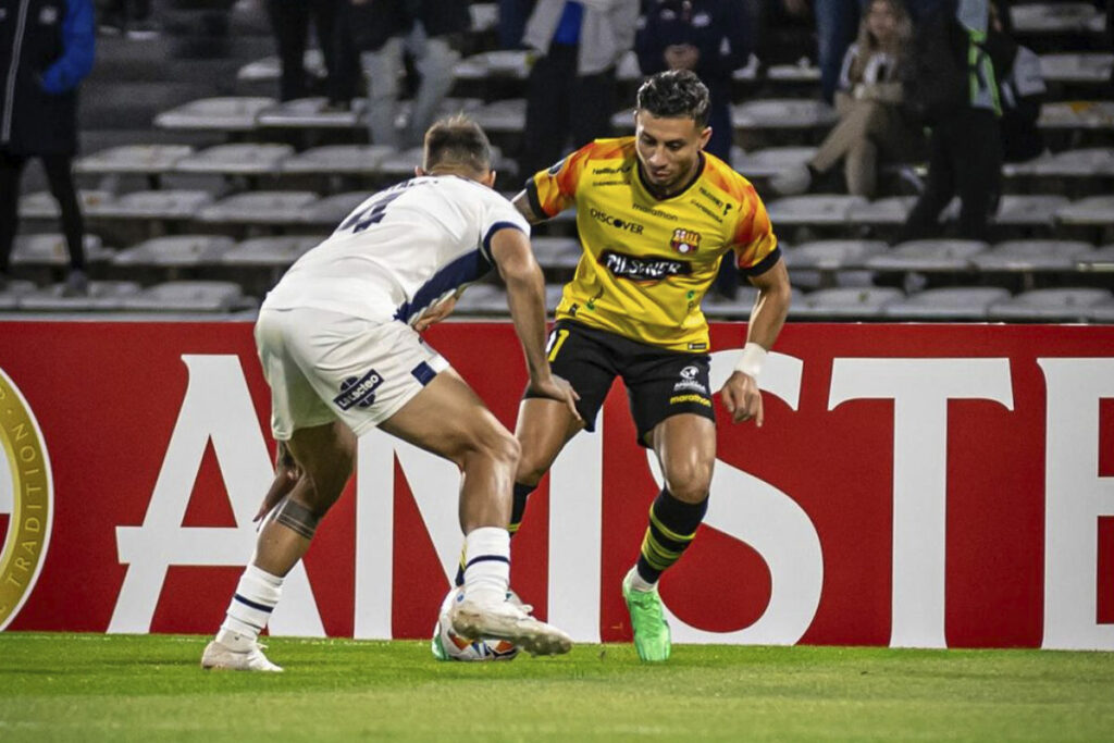 Joao Rojas (d) en la Copa Libertadores 2024.