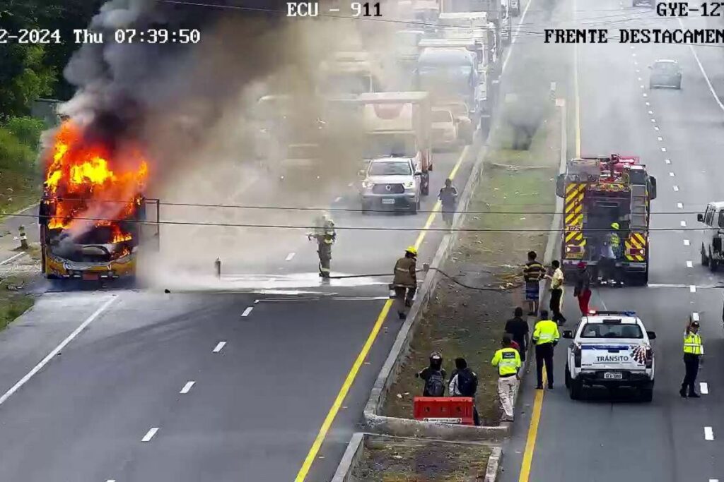 El incendio se produjo en la vía a la Costa. Foto: ECU911