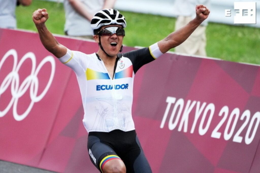 Richard Carapaz ganando el oro en ciclismo en ruta en los Juegos Olímpicos Tokio 2020+1. Foto: @EFEdeportes