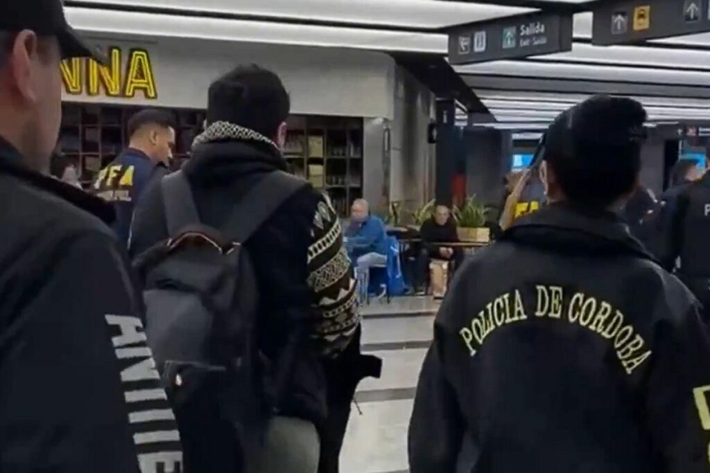 Miembros de la Policía de Córdoba, Argentina, junto a los ciudadanos ecuatorianos expulsados