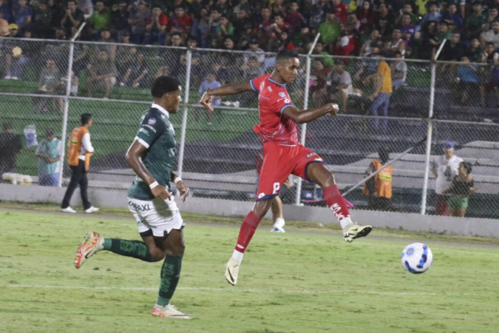 Fidel Martínez remata el balón que termina en el fondo del arco de Orense en la Liga Pro 2024. Foto: X El Nacional.