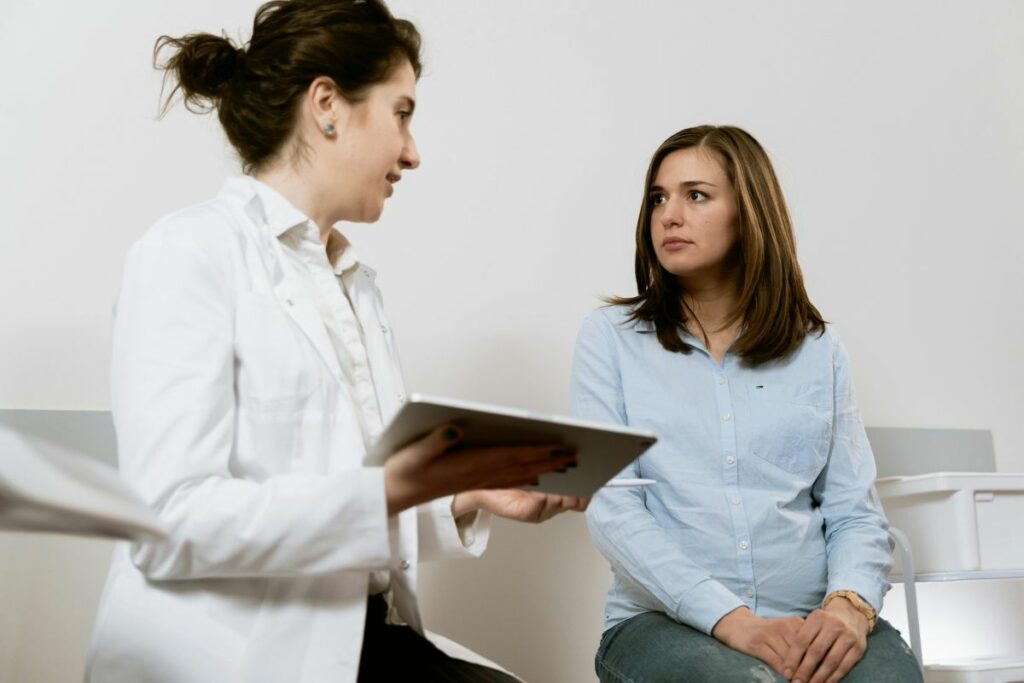 Imagen representativa de una mujer embarazada hablando con un médico. Foto de referencia/Pexels